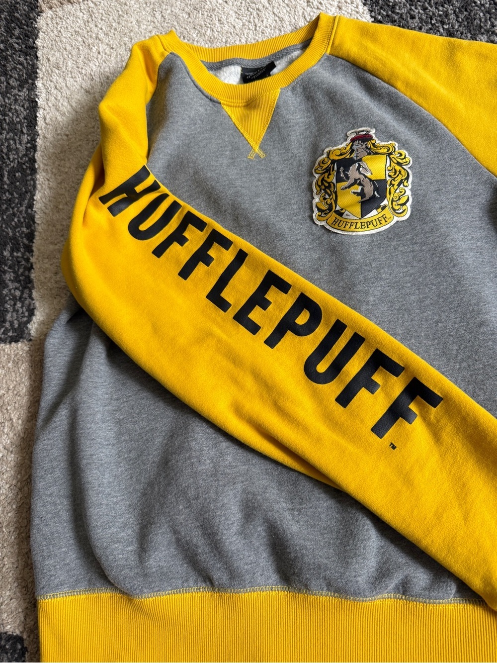Harry Potter Hufflepuff Womens Medium Sweatshirt - Yellow Gray - Picture 2 of 11